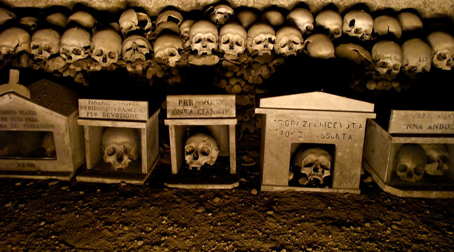 Teschi al Cimitero delle Fontanelle a Napoli
