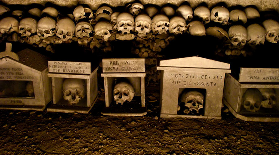 Crânes au cimetière Fontanelle à Naples