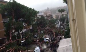 أضرار جوية شديدة في نابولي ، وإغلاق المدارس وتعطيل حركة المرور