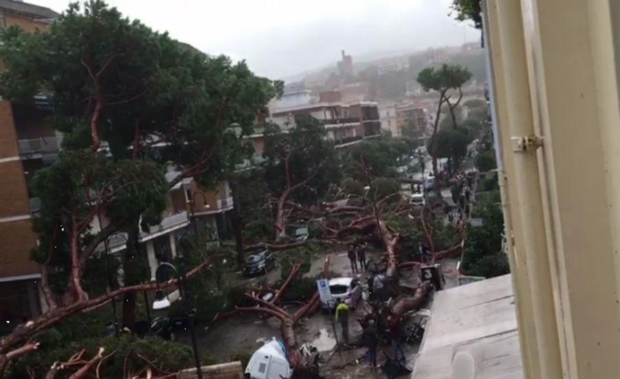 danni del maltempo a napoli via terracina