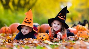 ハロウィーンの衣装を持つ子供たち