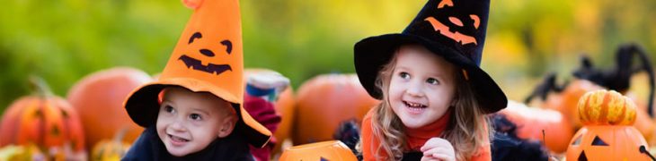 Bambini con costumi di Halloween