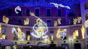 أضواء الفنان في Salerno 2018 / 2019: قرية سانتا والأسواق وعجلة فيريس