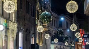 Nein Luci d'Artista in Salerno, aber ja zu Weihnachtsbäumen und Dekorationen