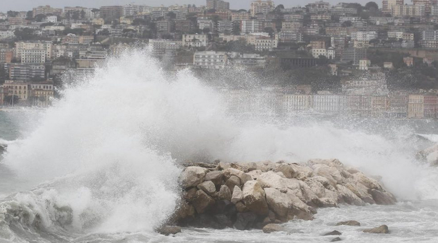 Mareggiata a Napoli
