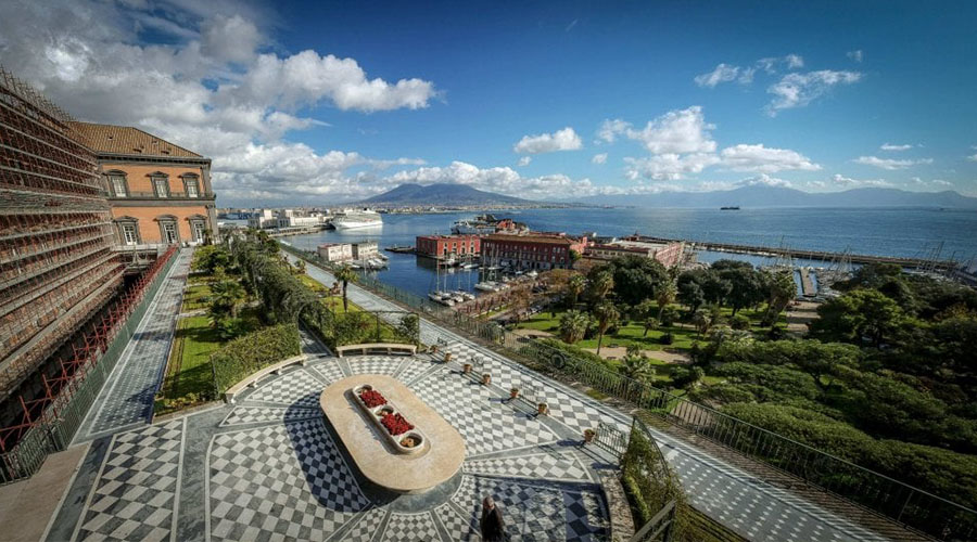 Blick auf den Hängenden Garten des Königspalastes in Neapel