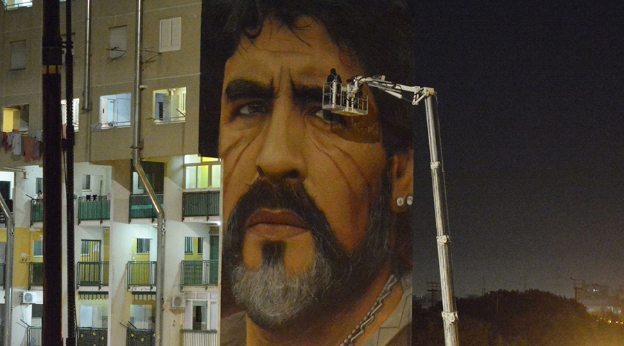 Restauración del mural de Maradona en Nápoles.