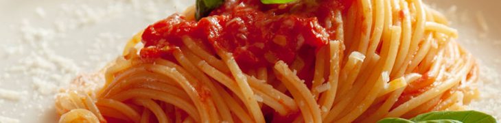 Piatto di spaghetti al pomodoro