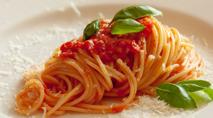 Plato de espaguetis con salsa de tomate