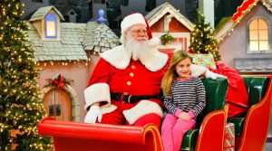 2018 Santa Claus Village in Quarto mit Märkten, Fahrgeschäften und typischen Weihnachtsprodukten