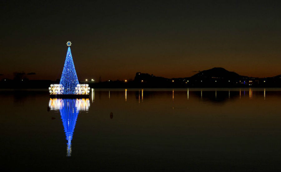 Weihnachtsbaum schwimmt in Bacoli