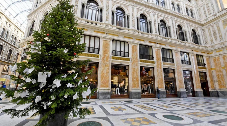 Albero Di Natale Napoli.Albero Di Natale In Galleria Umberto A Napoli Torna L Abete Con Tante Lettere E Messaggi Napolike It