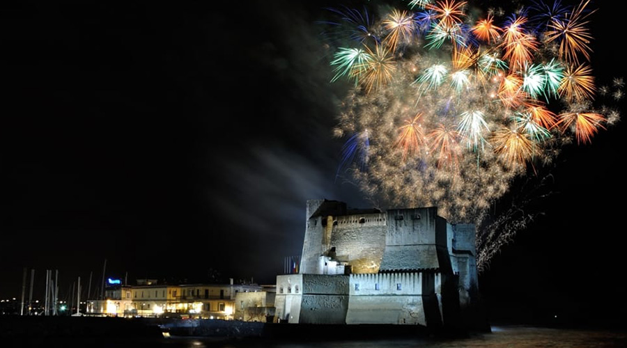 Fogos de artifício no Castel dell'Ovo em Nápoles