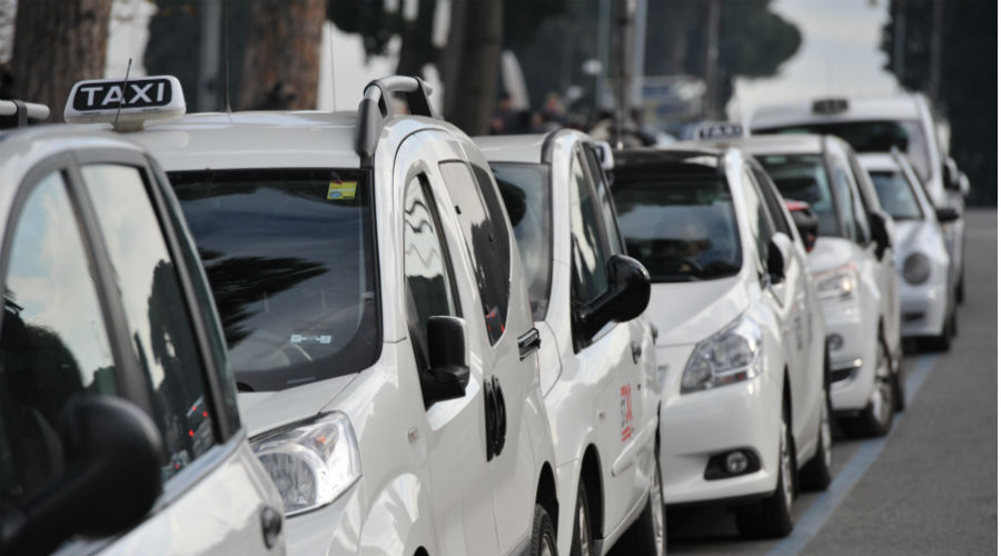 Taxi collettivo a Napoli
