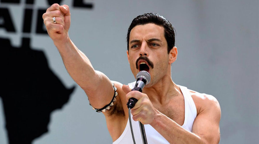 Rami Malek nel film Bohemian Rhapsody