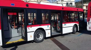 学校の再開のためのナポリのEAVバス：ここに追加の乗り物があります