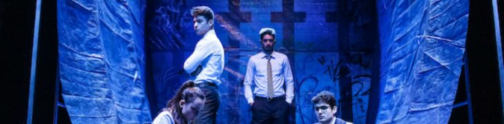 Die Show Der Unterwasser-Kopf auf der Bühne im Nuovo Teatro Sanità in Neapel
