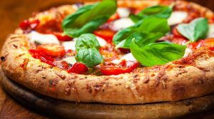 يوم بيتزا 2019 في نابولي مع بيتزا خاصة في العديد من البيتزا
