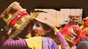 Scampia 2019 Carnival in Neapel mit Umzügen von allegorischen Schwimmern und Masken