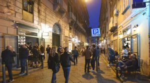 Künstlerische Lichter im Stadtteil Chiaia in Neapel zur Förderung der Legalität
