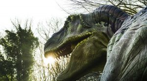 Jurassic 2019 Carnival im Museum der U-Bahn von Neapel mit riesigen Dinosauriern