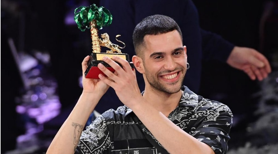 Mahmood at the Feltrinelli in Naples to sign the copies of his new album