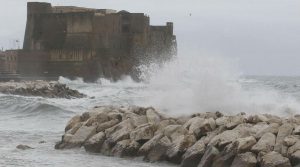 Allerta meteo a Napoli il 23 febbraio 2019: chiuse scuole, parchi e cimiteri per forti venti