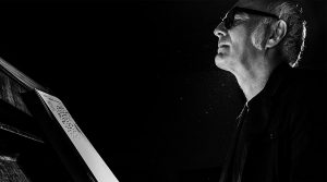 Ludovico Einaudi في حفل موسيقي في Flegrea Arena في نابولي لحضور مهرجان نابولي الصاخب 2019