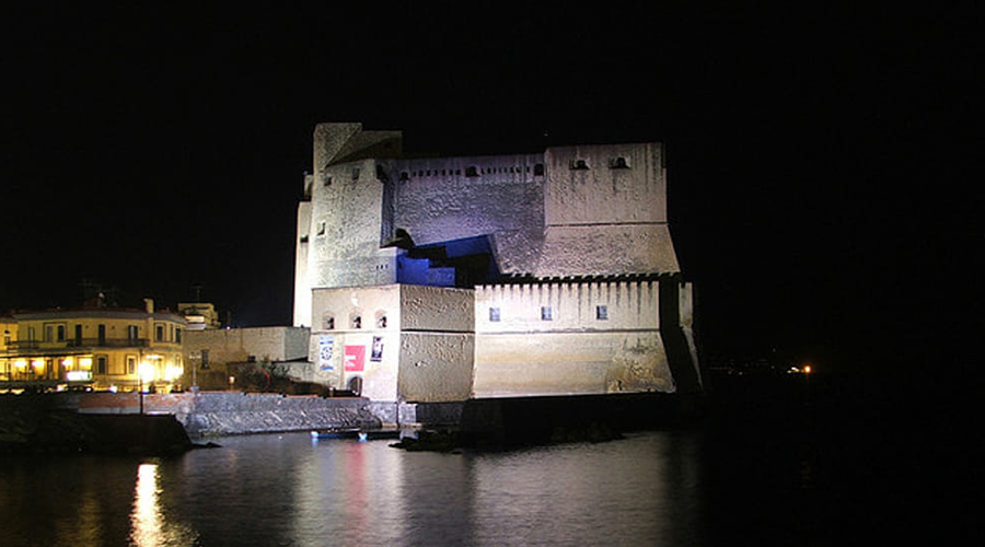 Castel dell'Ovo在晚上