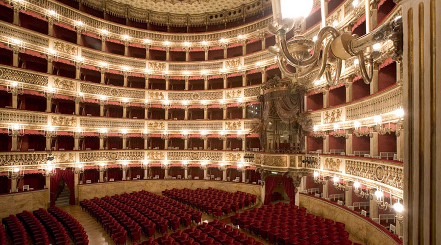 Intérieur du théâtre San Carlo à Naples