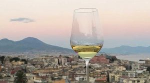 Wein und die Stadt in Neapel