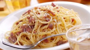Carbonara gratis a Chiaia a Napoli: 10 kg di pasta per il Carbonara Day
