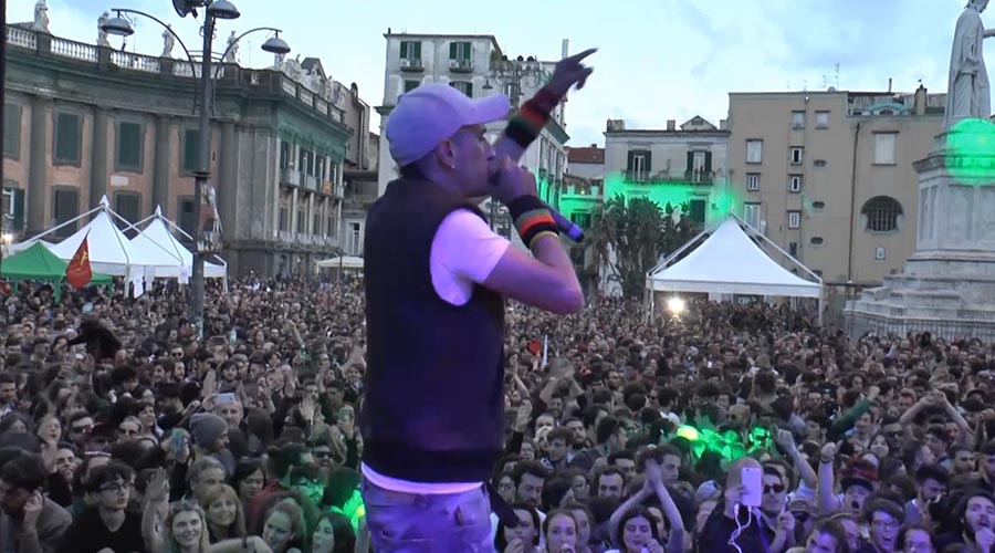 Artista in Piazza Dante a Napoli per il Primo Maggio