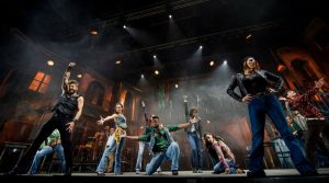 [Abgebrochen] Musiker in der Flegrea Arena in Neapel, das Musical kehrt mit den Liedern von Pino Daniele zurück