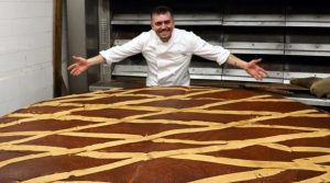 In Neapel, der größten Pastiera der Welt, werden im Gambrinus kostenlose Verkostungen angeboten