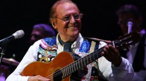 Renzo Arbore und das Italienische Orchester im Konzert in der Flegrea Arena in Neapel