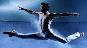 Roberto Bolle, Bocelli und Bollani in der Flegrea Arena in Neapel zum Finale von On Dance