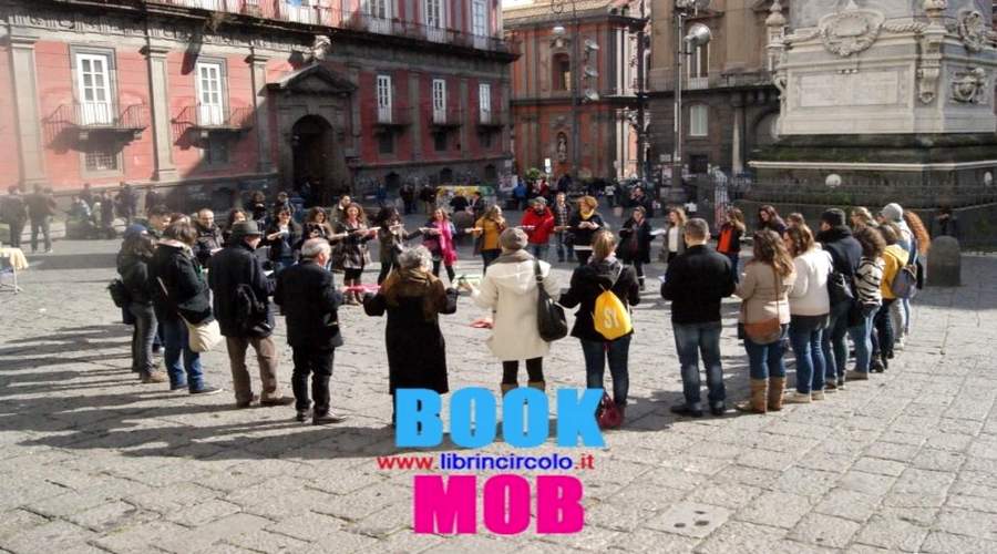 Book mob in Piazza del Gesù a Napoli dedicato ai bambini