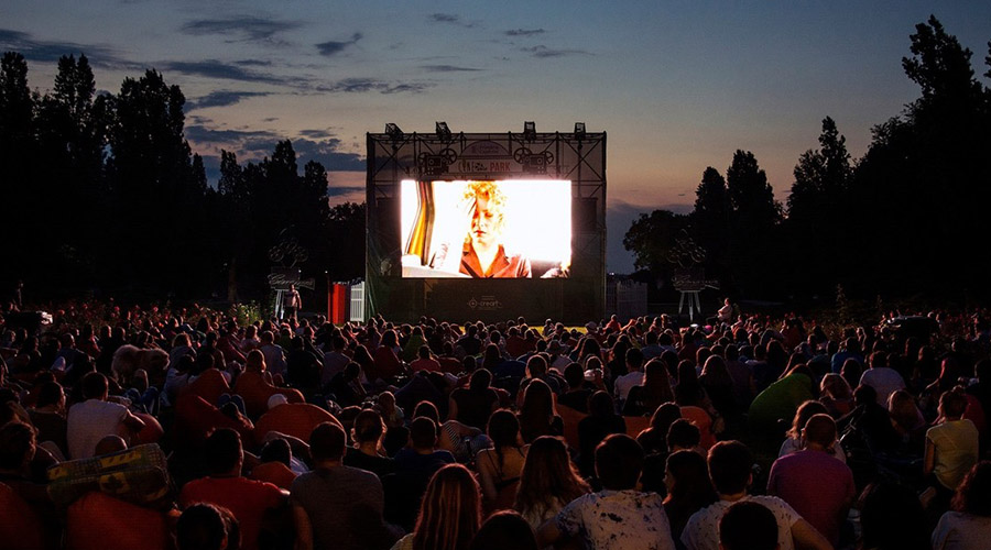 Кинотеатр вокруг Везувия 2019 в Сан-Джорджо-а-Кремано: фильм под открытым небом за 4 евро