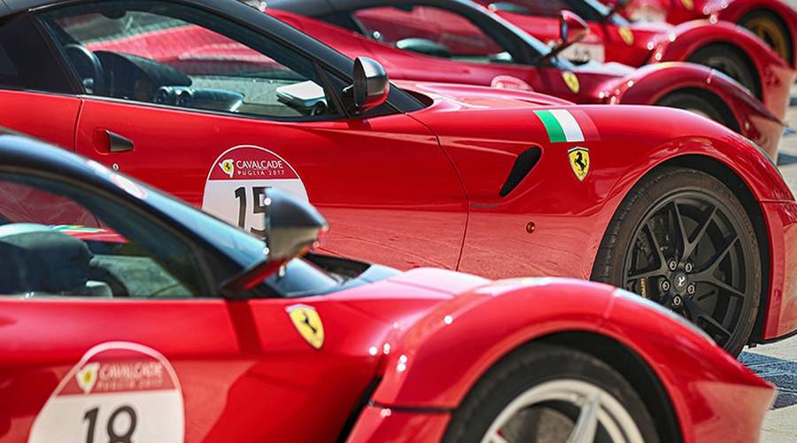 Ferrari Cavalcade 2019 в Кампании с автомобилями 100 со всего мира