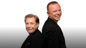 Nino d'Angelo و Gigi d'Alessio في حفل موسيقي في Flegrea Arena في نابولي
