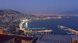Uferpromenade von Neapel: Plastik für den Sommer verboten, um die Umweltverschmutzung zu bekämpfen