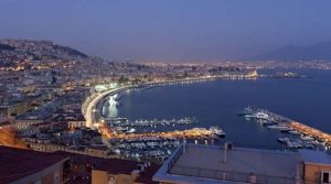 Lungomare di Napoli, Plastik, das für den Sommer verboten ist, um die Umweltverschmutzung zu bekämpfen