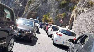 Costiera Amalfitana, cambia il piano traffico: targhe alterne, senso unico e Ztl