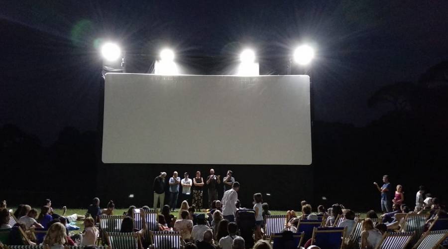 Cine al aire libre en el bosque de Capodimonte.