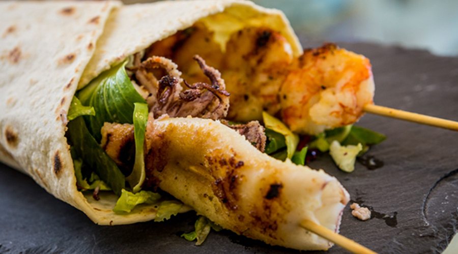 Piadina mit gegrilltem Fisch