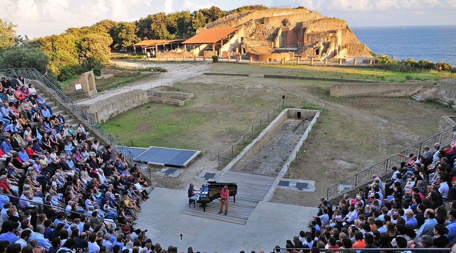 Sugerencias al anochecer 2019 en el Parque Pausilypon en Nápoles: conciertos y espectáculos al atardecer