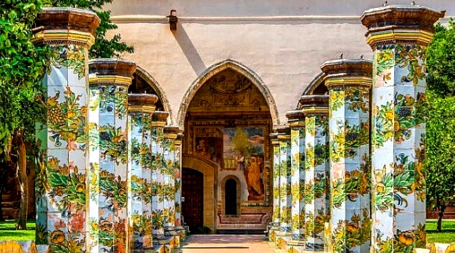 Chiostro di Santa Chiara a Napoli: quattro serate tra arte, musica e poesia