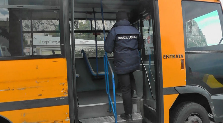 Polícia municipal em ônibus