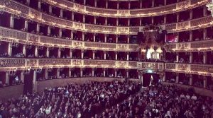 La Traviata in Neapel: Die Oper von Giuseppe Verdi auf der Bühne im San Carlo
